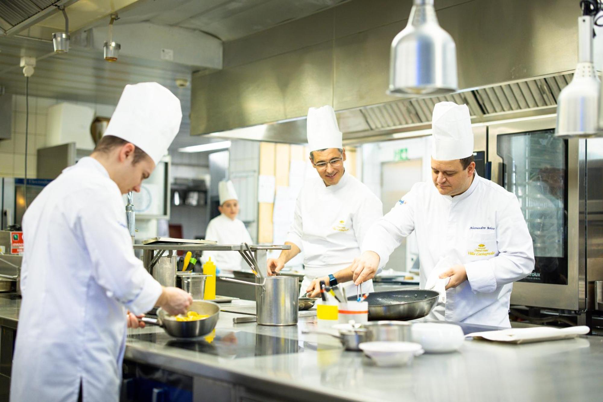 Grand Hotel Villa Castagnola Лугано Экстерьер фото A team of chefs working in a restaurant kitchen